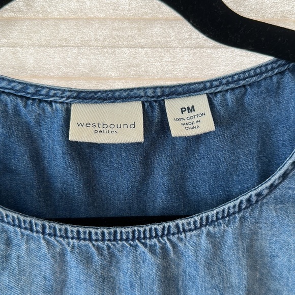 Raw hem chambray top - Picture 4 of 5